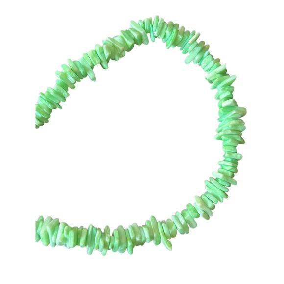 Vintage Spring Green Pukka Chip Bead Necklace Barrel Clasp 16 Inch - Picture 3 of 5
